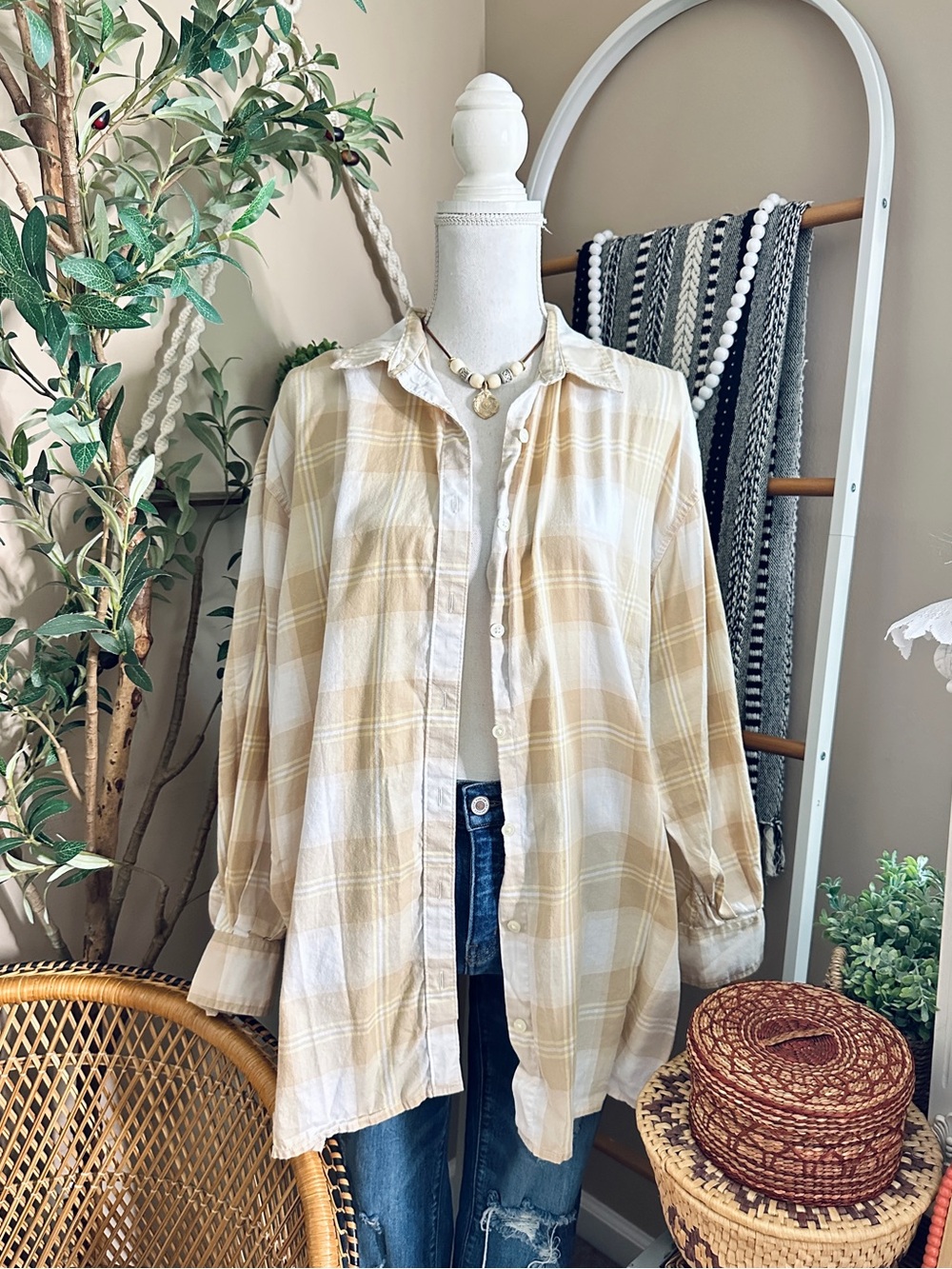 Levi’s Women’s Plaid Button Up Shirt Medium Beige Cream Lightweight Cotton